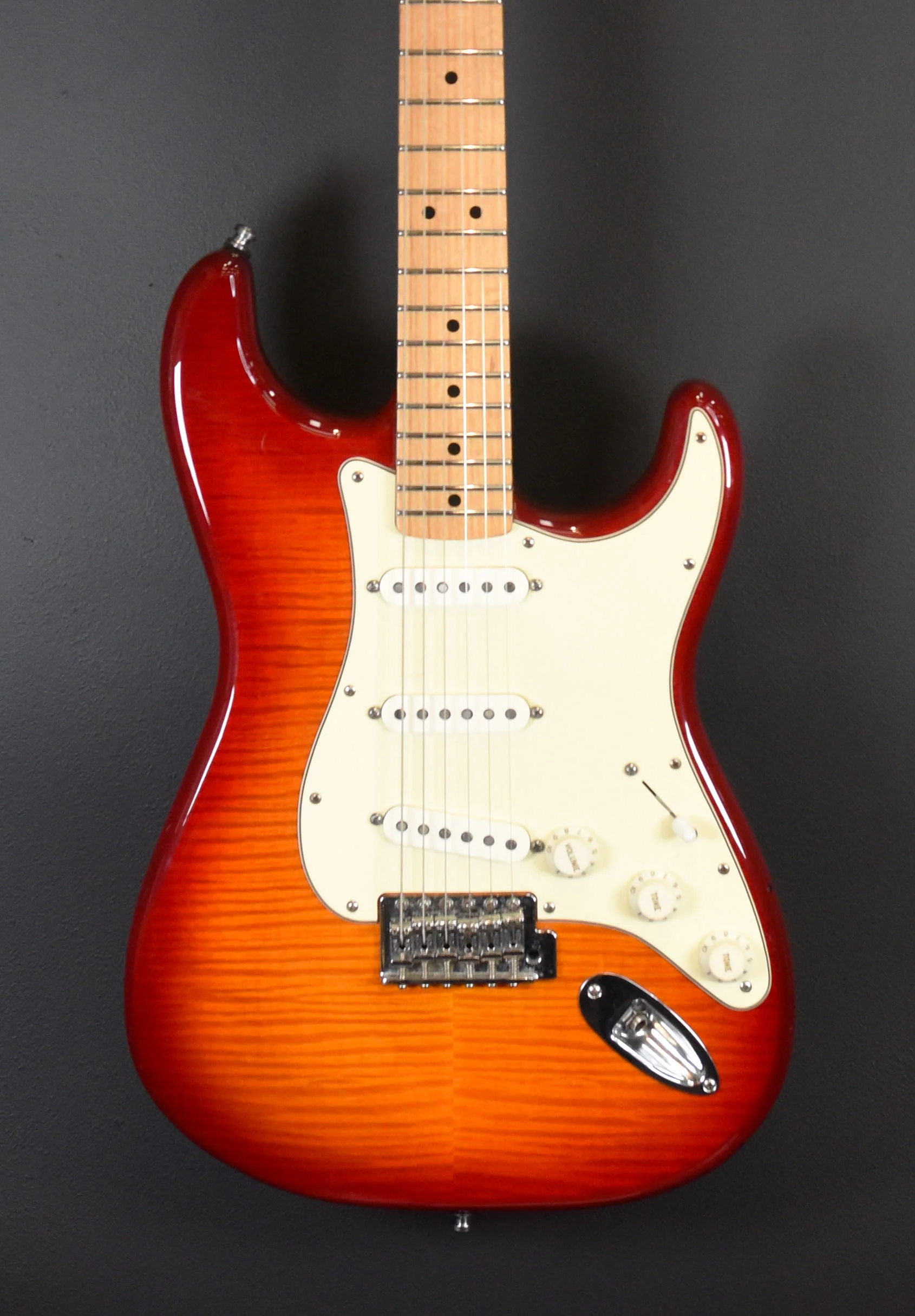 Used Standard Plus Top Strat '13 - Image 2