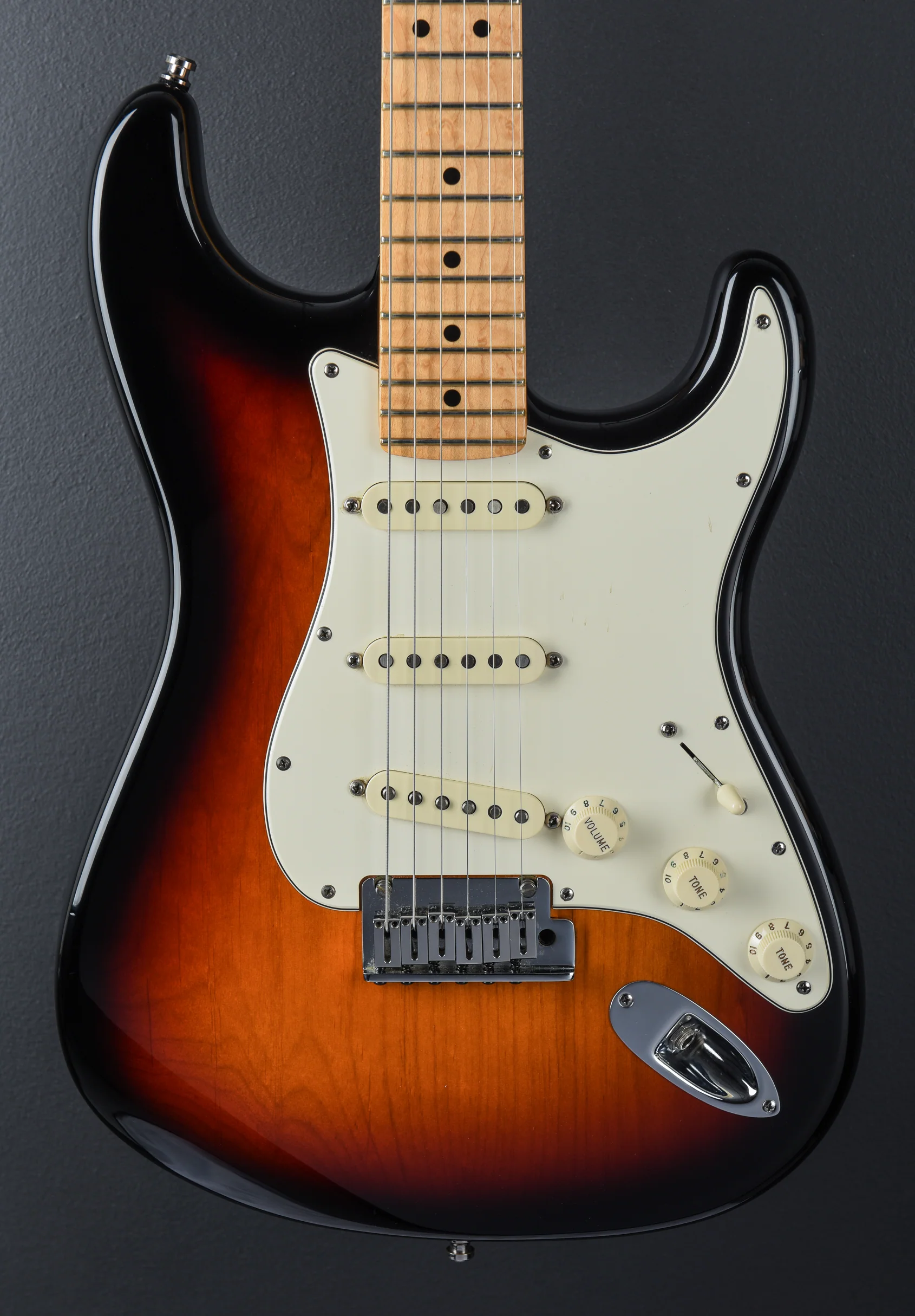 USED Custom Classic Stratocaster "V" Neck - 3-Color Sunburst '08 - Image 2
